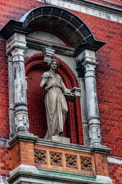 Mária szobor tégla homlokzattal a háttérben közelről — Stock Fotó