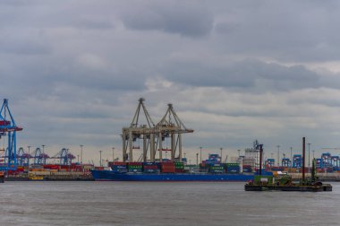 Hamburg, Almanya, 11 Mayıs 2014. Liman ve kargo gemileri açılmaya hazır. Elbe nehrinin ünlü limanı. Turistik bir yer ve ziyaret edilmeli.