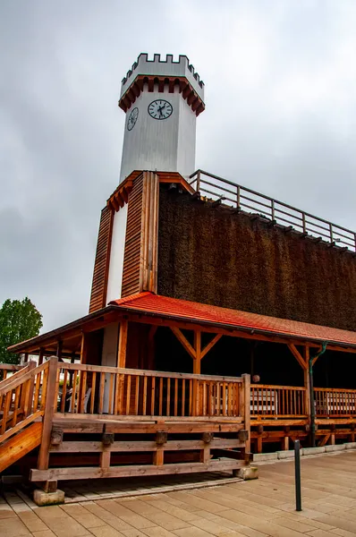 Bad Salzuflen kaplıca kasabasındaki sağlık merkezinin ünlü mezuniyet kulesi eğlencesi. Kuledeki saat. Hava solunumu. Bad Salzuflen, Almanya, 27 yaşında. Nisan 2014