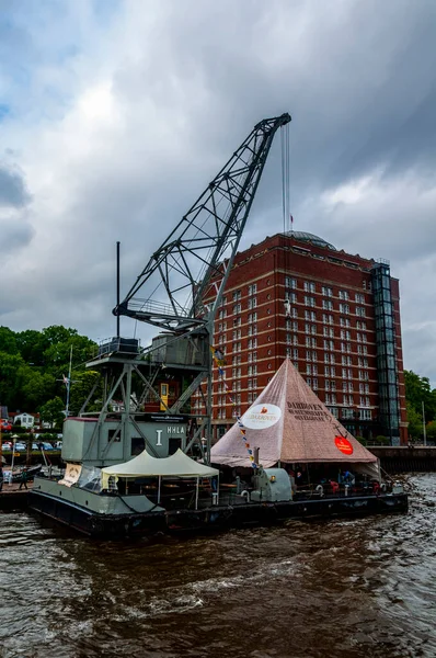 Hamburg, Almanya, 11 Mayıs. 2014 yılı. Elbe Nehri 'ndeki boş rıhtım. Limanda turna ve arkasında güzel bir bina var. Ziyaret için ünlü turistik yer.