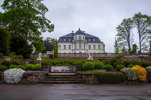 Villa Durkopp s krásným cortyard vpředu v Bad Salzuflen — Stock fotografie