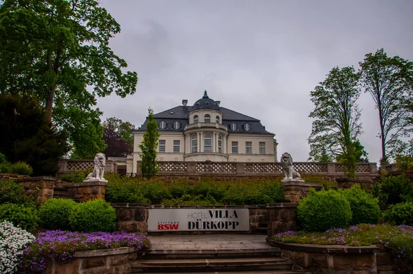 Villa Durkopp s krásným cortyard vpředu v Bad Salzuflen — Stock fotografie