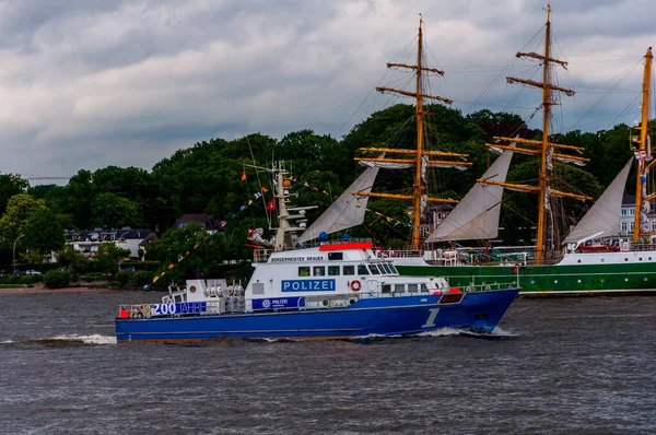 Polis gemisi 1, Hamburg Elbe nehri kıyısında. — Stok fotoğraf