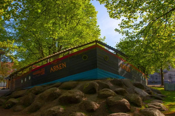 大きな岩の上に作られたフォーク公園で弧を描く木製のボート スウェーデンの都市マルモで有名な観光名所 スウェーデン 2014年5月 — ストック写真