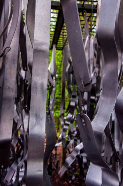 Demir köprü inşaat çitinin yakınına.