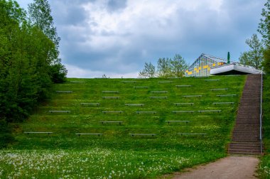 Bad Oeynhausen 'deki Aqua Magica doğal parkında açık hava sineması veya tiyatro