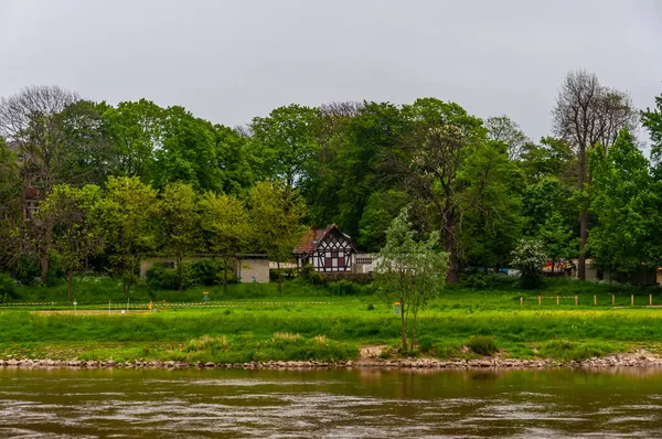 Береговая линия реки Везер в городе Минден — стоковое фото