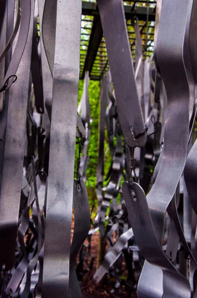 Demir köprü inşaat çitinin yakınına.