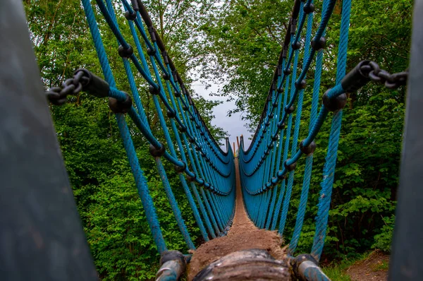 Ponte de corda no parque Aqua magica em Bad Oeynhausen — Fotografia de Stock