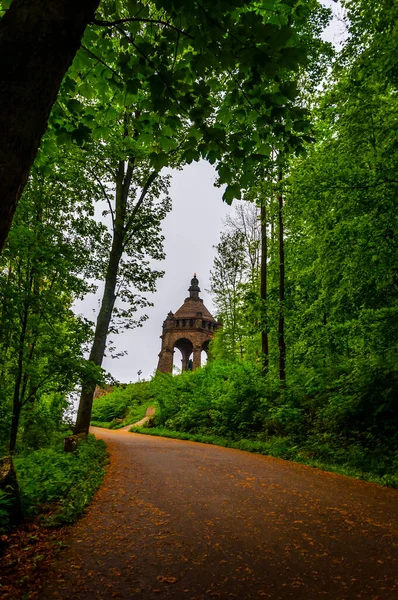 穿过威斯特法利卡港森林通往皇帝威廉纪念碑的路 — 图库照片
