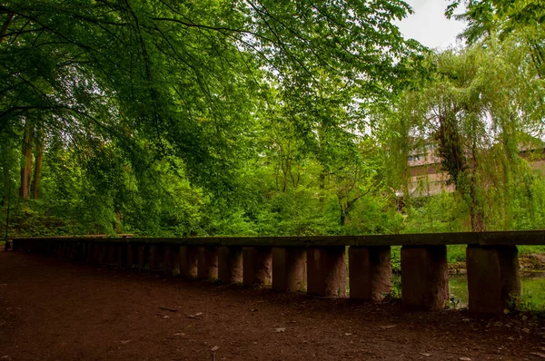 A sétány híd a természetes park Aqua magica közelében Bad oeynhausen Németországban. — Stock Fotó