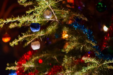 Süslü Noel ağacını renkli toplar ya da mücevherlerle kapatın. Açık havada parlak yeni yıl dekorasyonları