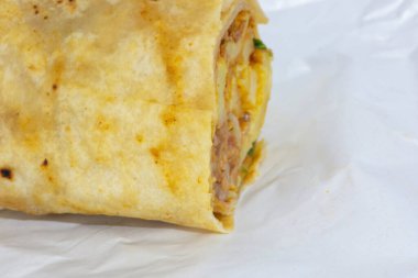 Beyaz arka planda Türk donör kebabını kapat. Ünlü Türk yemeği fast food. Tortilla ya da pide soslu tavuk..