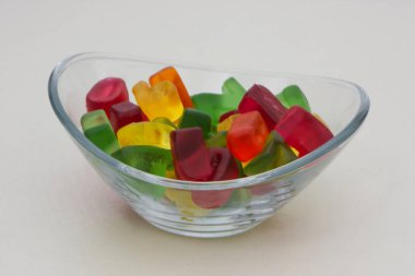 Jöle ve jelibon ayılar şekilli cam kase beyaz arka planda izole