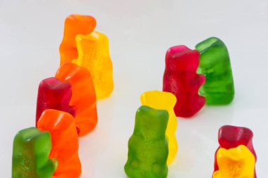 Beyaz arka planda izole edilmiş renkli jelibon ayıcıkları. Çocuklar için tatlı, şeker.