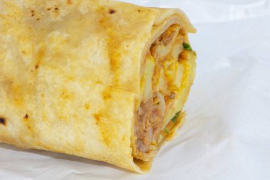 Beyaz arka planda Türk donör kebabını kapat. Ünlü Türk yemeği fast food. Tortilla ya da pide soslu tavuk..