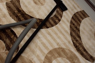 Halıya atılan vakum parçalarının üst görüntüsü