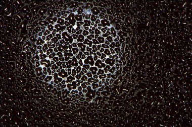 Geceleri cam pencereye serpiştirilen inanılmaz soyut su damlacıkları