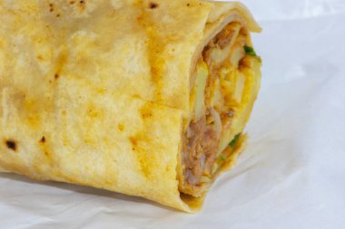 Beyaz arkaplanda Türk donör kebabını kapat.