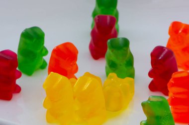 Beyaz arka planda izole edilmiş renkli jelibon ayıcıkları. Çocuklar için tatlı, şeker.