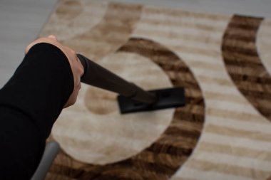 Halıyı süpürürken kadının elini kapat.