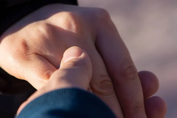 Birbirimize el ele tutuşarak aşk romantik çiftin yakın çekim