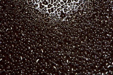 Geceleri cam pencereye serpiştirilen inanılmaz soyut su damlacıkları