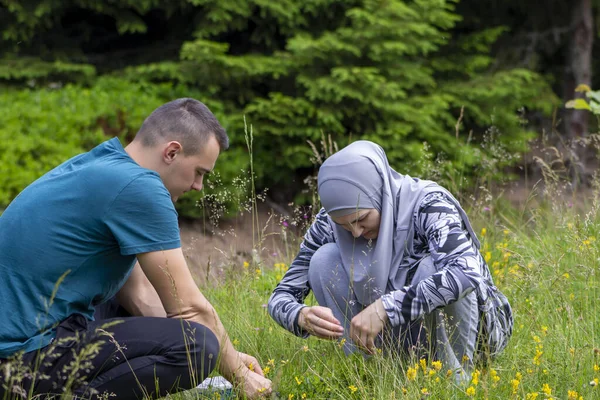 Młoda Muzułmańska Para Zbierająca Jagody Lesie Chłopiec Dziewczyna Zbierający Organiczne — Zdjęcie stockowe
