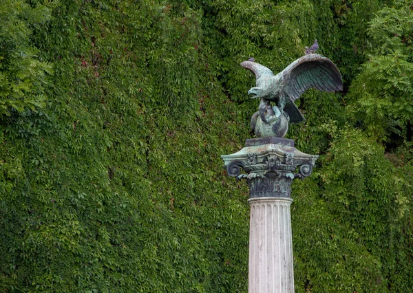 Turul Staty Kolumn Med Grön Bakgrund Budapest Gellert Hill Ungern — Stockfoto