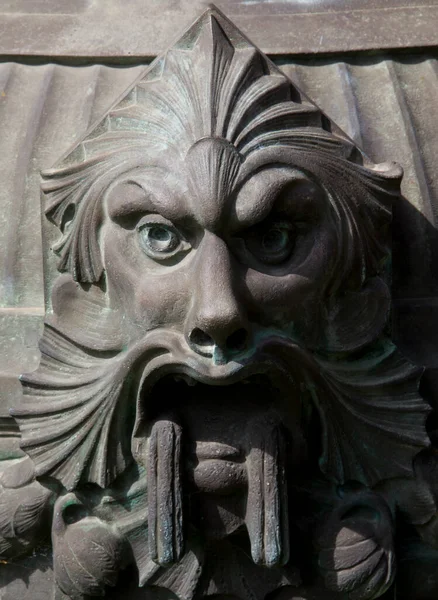 Cara Estátua Demoníaca Feita Metal Uma Lâmpada Rua Szechenyi Bath — Fotografia de Stock