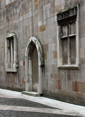 Ortaçağ pencereleri ve sokağa bakan kapılar. Yüksek kalite fotoğraf