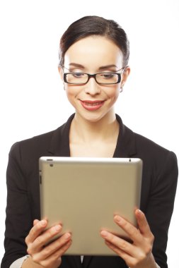 tablet bilgisayar kullanarak iş kadını