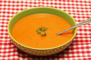 yeşil bir kase kabak çorbası