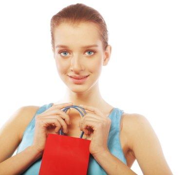 Alışveriş torbaları taşıyan genç bir kadın.