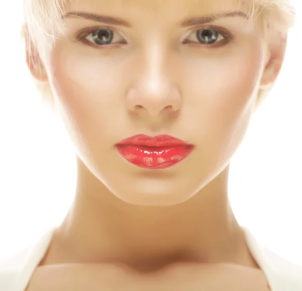 Belle femme blonde avec rouge à lèvres rouge — Photo