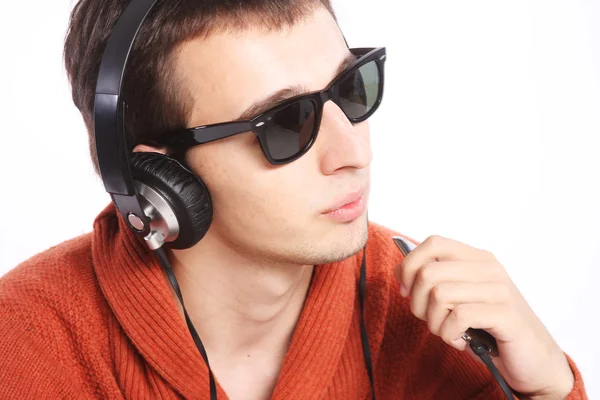 Jeune homme écoutant de la musique sur son casque — Photo