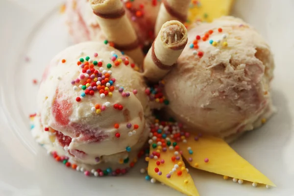 Strawberry ice cream with mango — Stock Photo, Image