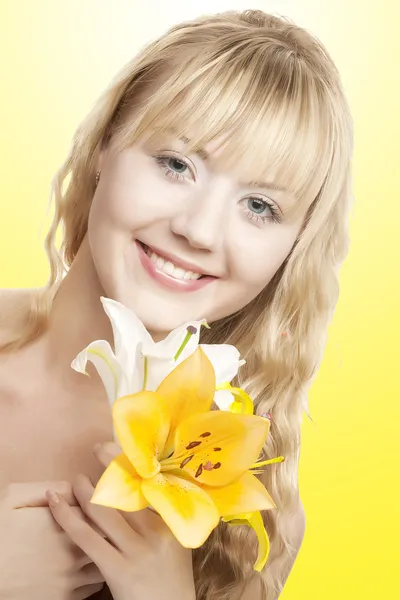 Piękna blond dziewczyna z żółtą lilię — Zdjęcie stockowe