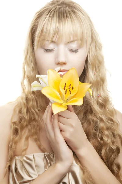 Prachtige blond meisje met gele lelie — Stockfoto