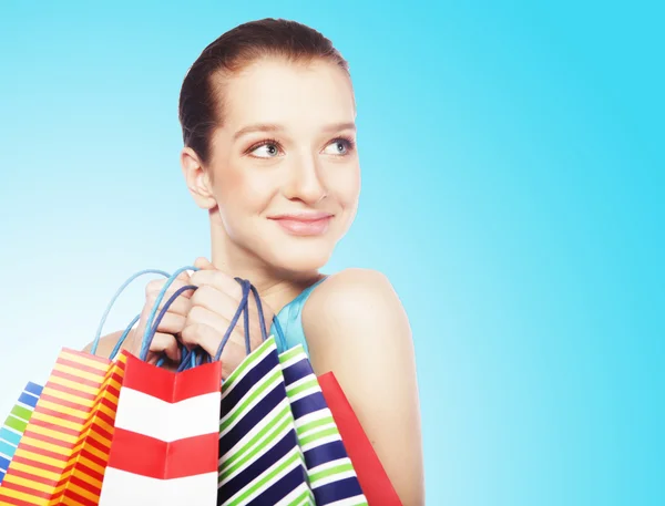 Mujer joven llevando bolsas de compras — Foto de Stock