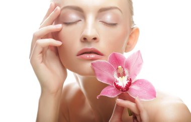 Pembe çiçekli güzel bir kadın.