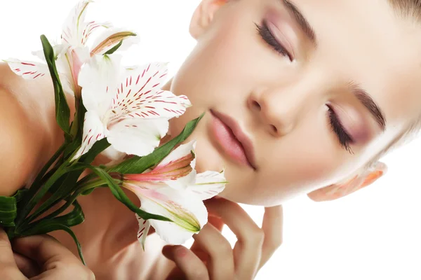 Frau mit weißen Blumen — Stockfoto