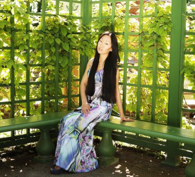 Asyalı kadın bankta oturan