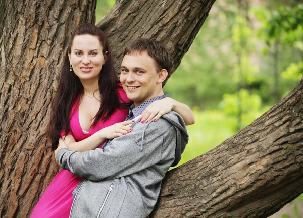 Jeune couple se reposant dans le parc — Photo