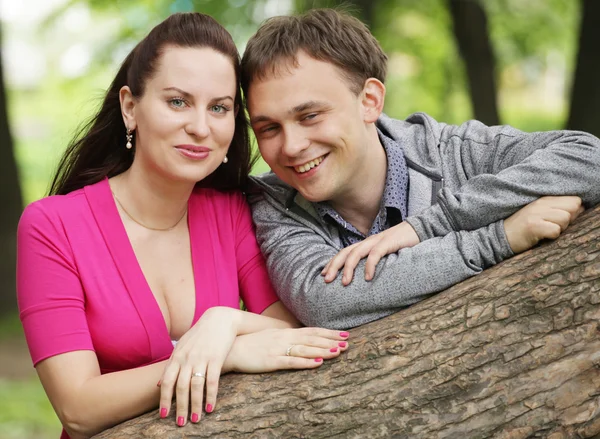 Junges Paar rastet im Park aus — Stockfoto