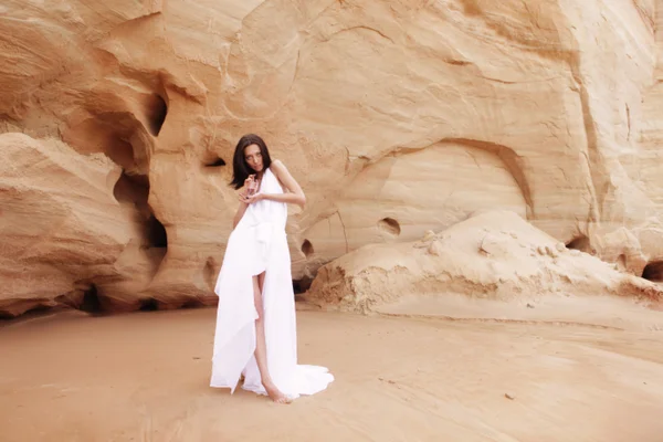 Mulher no deserto — Fotografia de Stock