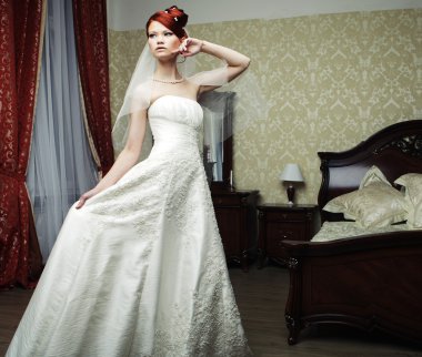 otel odasında poz mutlu gelin