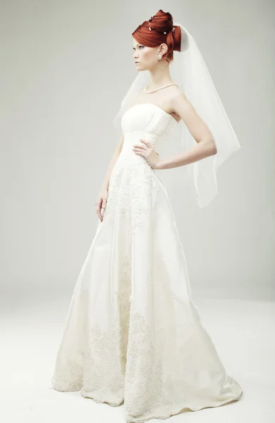 Bella sposa in un abito da sposa di lusso — Foto Stock