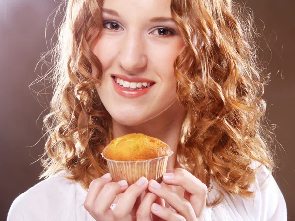 Frau mit Kuchen — Stockfoto