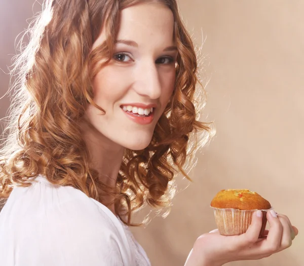 Frau mit Kuchen — Stockfoto